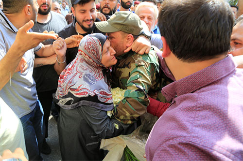 combatiente de Hezbolá es recibido por la multitud